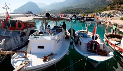 Antalya Körfezi’ndeki kirlilik balıkçıları vurdu; ağları boş dönüyorlar