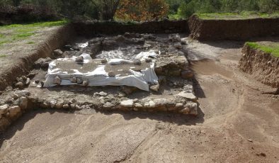 Apollon Smintheus Tapınağı’nda 2 bin yıllık mezar bulundu