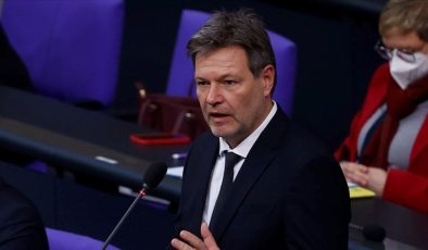 Almanya’da çiftçiler, Ekonomi Bakanı Habeck’i feribottan indirmedi