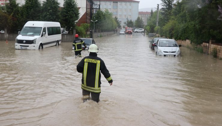 4 il için sağanak ve fırtına uyarısı: Bazı ilçelerde eğitime ara verildi  (Bugün hava nasıl olacak?)