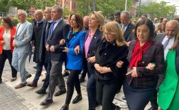 CHP’li milletvekillerinden MEB’in önünde yeni müfredat taslağına tepki