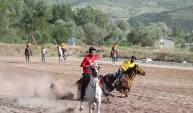Dede Korkut diyarı Bayburt’ta cirit şöleni yaşanıyor! Attan düştüler kalkıp, devam ettiler