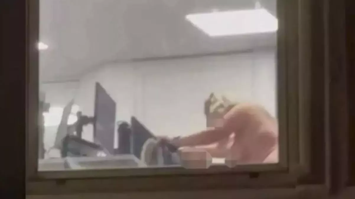 Londra’da iş yerinde skandal: Çalışanlar, perdeleri açık bırakıp ilişkiye girdi