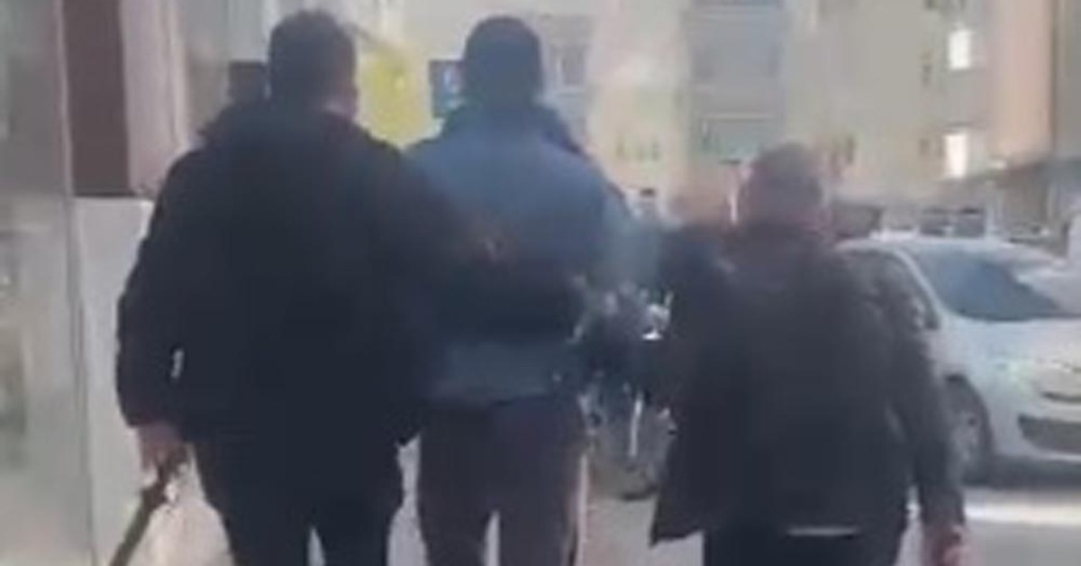 Iğdır’da AK Parti il binasına satırlı saldırı!