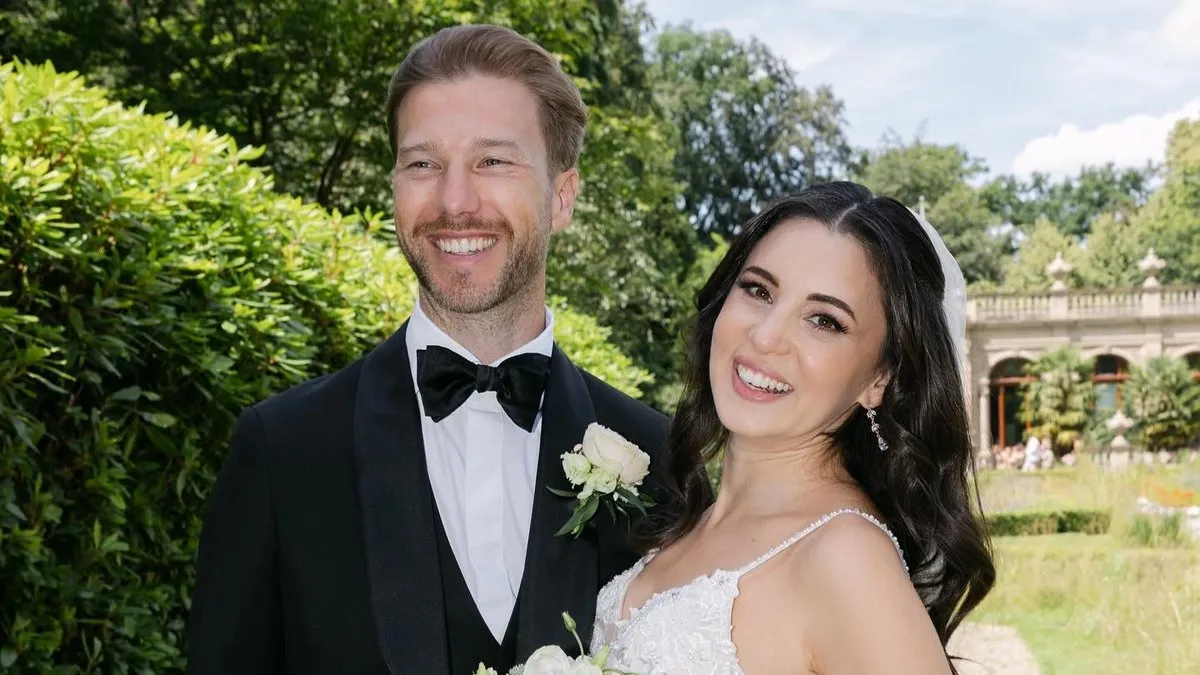 Karsu bebeğinin cinsiyetini pankartla duyurdu! Hollandalı eşi Mike Schrama sevinçten havalara uçtu…