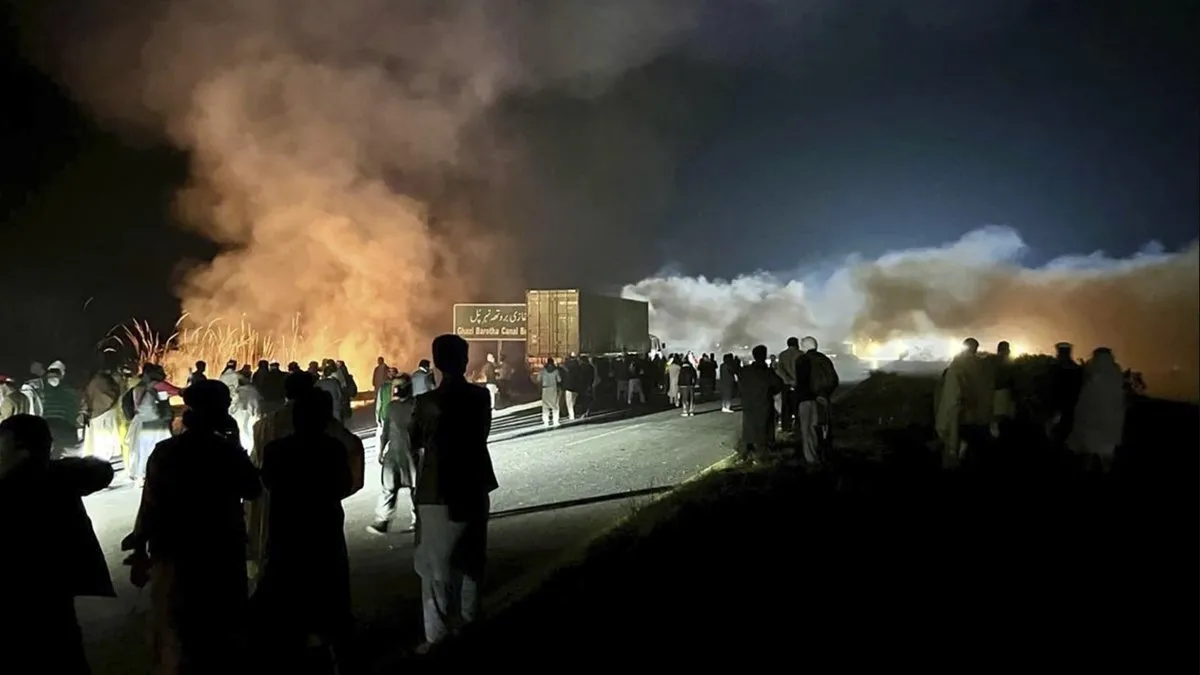 Pakistan’da sokaklar karışıyor: Protestocular polisle çatıştı