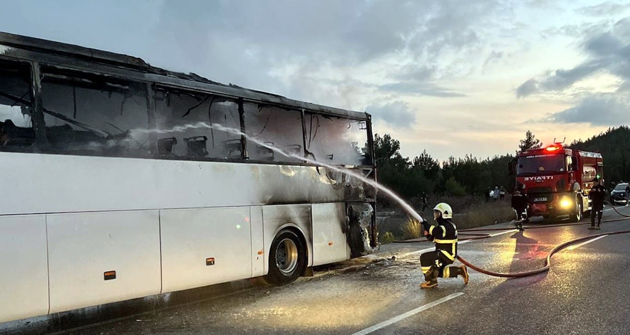 İşçileri taşıyan servis alevlere teslim oldu