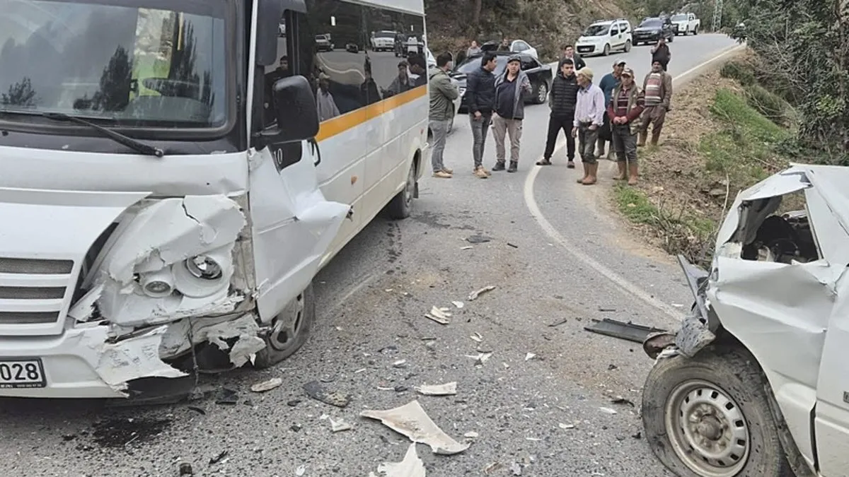 Antalya’da öğrenci servisi ile kamyonet kafa kafaya çarpıştı: 24 kişi yaralandı!