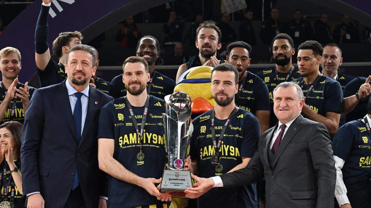 Cumhurbaşkanı Erdoğan, Türkiye Kupası’nı kazanan Fenerbahçe Beko’yu tebrik etti!
