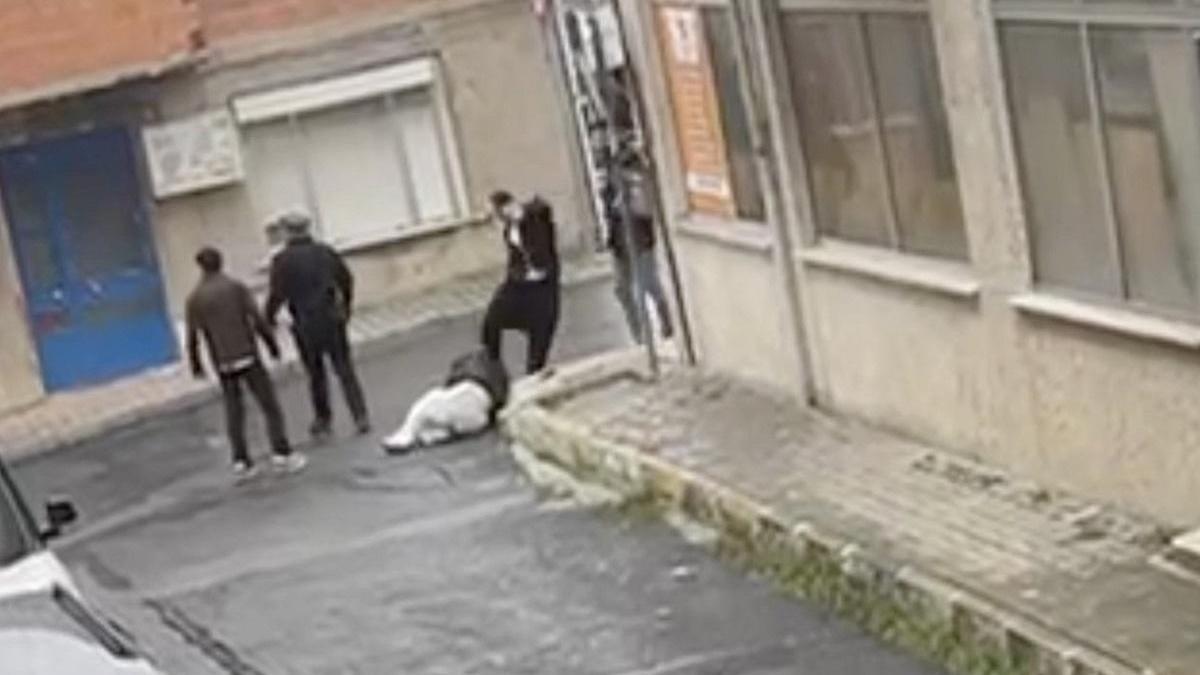İstanbul’da dehşet veren görüntüler! Tartıştıkları kişiyi sokak ortasında dövdüler