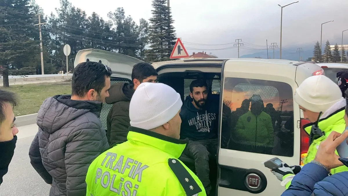 Polisleri peşine takıp 15 kilometre kaçtı, kaza yapınca yakalandı